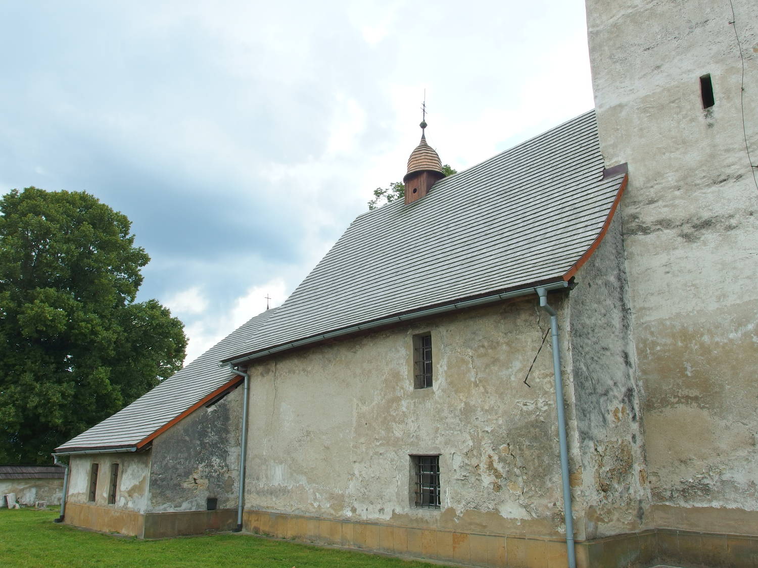 Gotický kostol všetkých svätých Ludrová