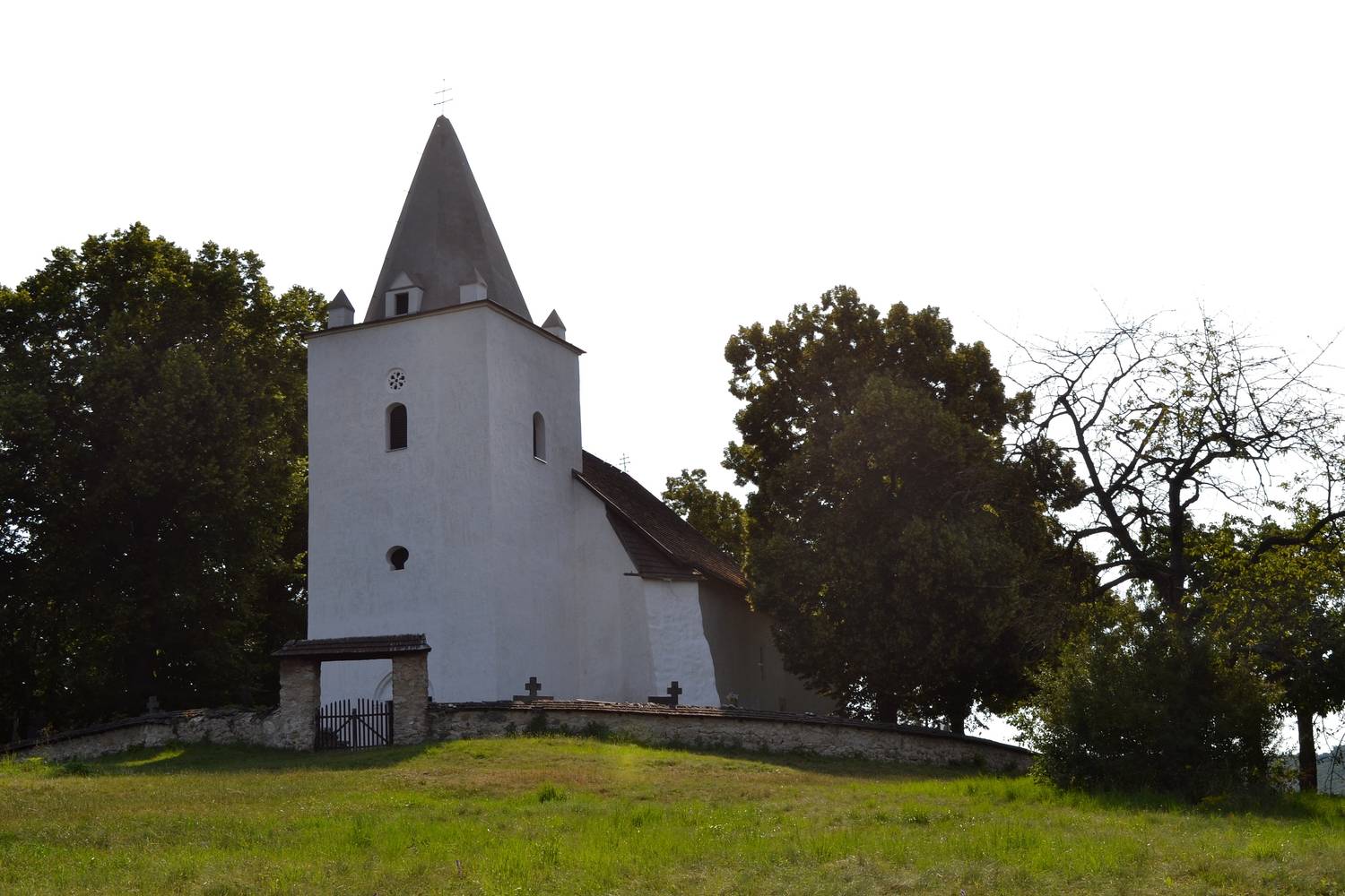 Románsky kostol Sádok